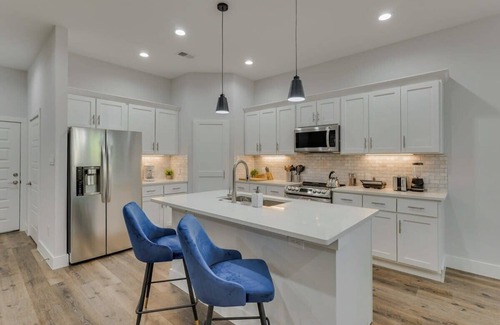 West Dallas House | Modern and Comfortable Home Close to Downtown