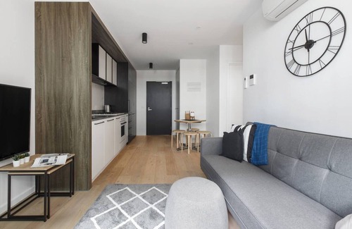 Abbotsford Apartment | Modern and Cosy Parkland Retreat near Yarra River