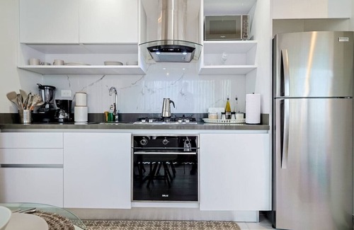 Sarasota Apartment | Modern and Cozy 1BR Condo, Fast Wi-Fi, Full AC, Roof Top Pool, King Bed.