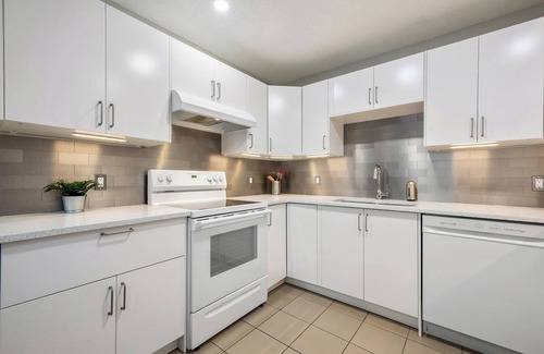 Calgary Apartment | Modern and Cozy 2 Bedroom Retreat Near DT & Airport; Fully Renovated in 2024!