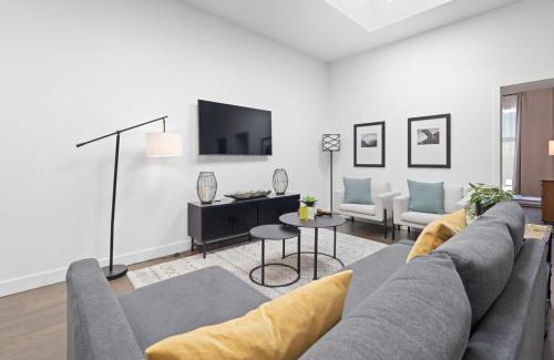 La Petite-Patrie Apartment | Modern and Cozy 2bdr near St-Hubert Plaza