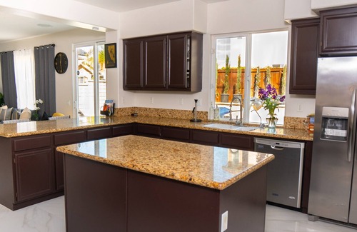 Moreno Valley House | Modern and cozy 5 bedroom/4 bathroom house