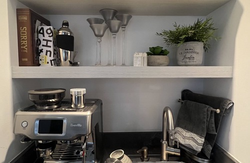 Lakeview Apartment | Modern and cozy Lakeview guesthouse