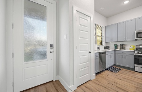 North Arlington House | Modern and Cozy Townhome Near Cowboys and Rangers Stadium and DFW Airport