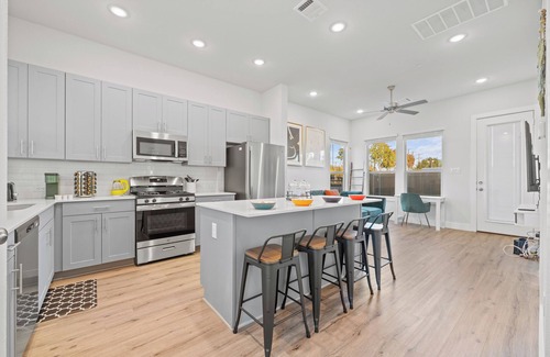 North Arlington House | Modern and Cozy Townhome Near Cowboys and Rangers Stadium and DFW Airport