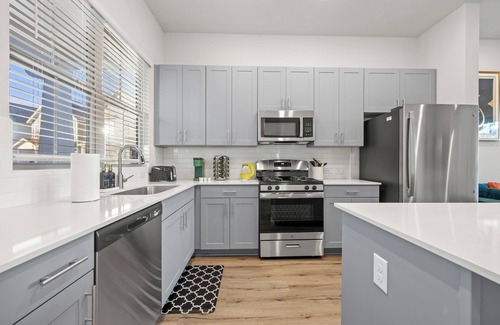 North Arlington House | Modern and Cozy Townhome Near Cowboys and Rangers Stadium and DFW Airport
