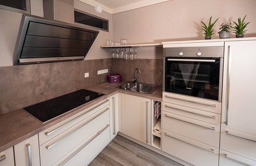 Plau am See Apartment | Modern and cozy vacation apartment in the Stietz-Villa. Pet friendly