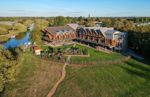Tiddington Ski Chalet | Modern and comfortable 2-bedroom caravan with one double and one twin bedroom.