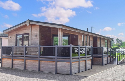 Tiddington Ski Chalet | Modern and comfortable 2-bedroom caravan with one double and one twin bedroom.