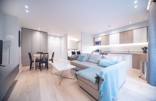 Elephant and Castle Apartment | Modern and Large Studio with Private Balcony | Zone1
