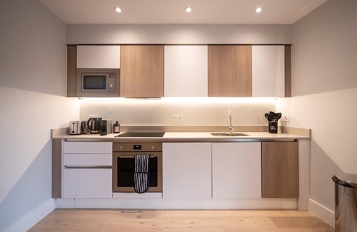 Elephant and Castle Apartment | Modern and Large Studio with Private Balcony | Zone1