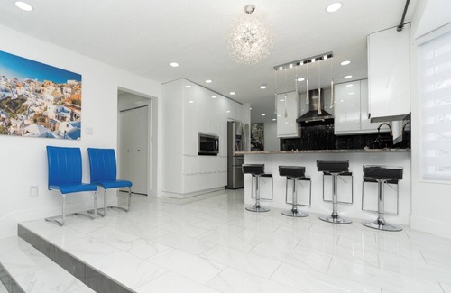 Northwest Edmonton House | Modern and luxury 3500 sq feet home jetted tub 10000 sq feet park backyard