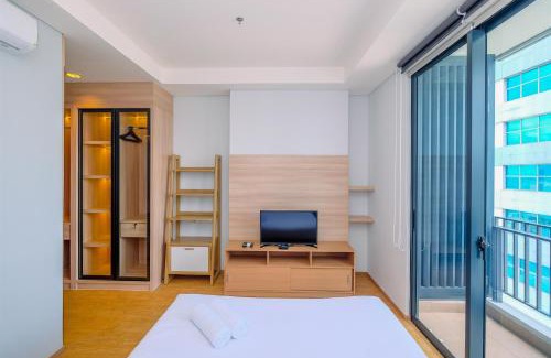 Mampang Prapatan Apartment | Modern and New 1BR across LRT Station Samara Suites Apartment By Travelio
