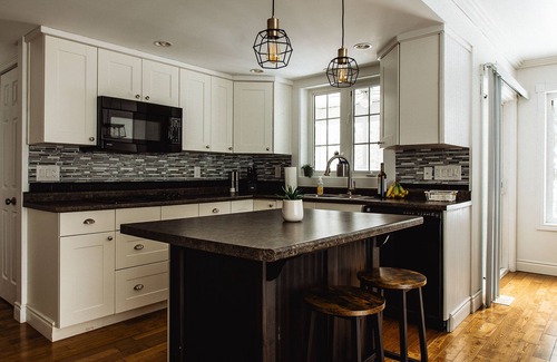 Huntsville Cottage | Modern and newly furnished 4 season cottage retreat