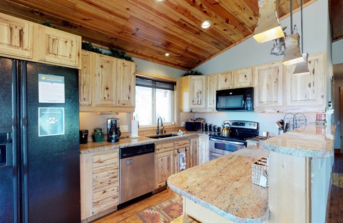 New Meadows Cabin | Modern and Roomy Family Cabin with a Full Kitchen - Walk to the Golf Course