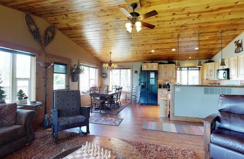 New Meadows Cabin | Modern and Roomy Family Cabin with a Full Kitchen - Walk to the Golf Course
