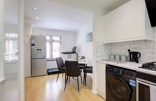 Newborough House | Modern and Spacious 3 Bedroom Home in Peterborough
