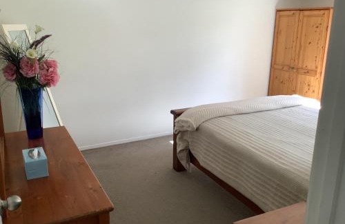 Tikipunga House | Modern and spacious 1-Bedroom Holiday Home