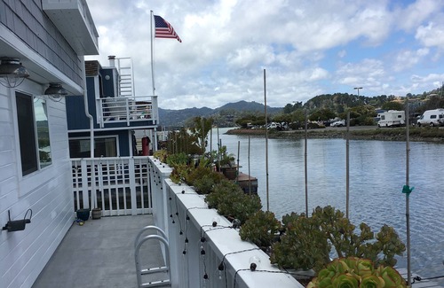 Marin City Boat Rental | Modern and Spacious 2 Bedroom Houseboat Living