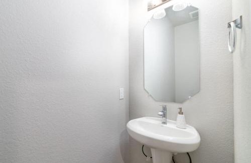 Rosenberg House | Modern and Spacious 4BR Home in Rosenberg, TX