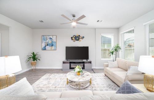 Rosenberg House | Modern and Spacious 4BR Home in Rosenberg, TX