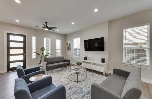 West Dallas House | Modern and Spacious High End Home near Downtown