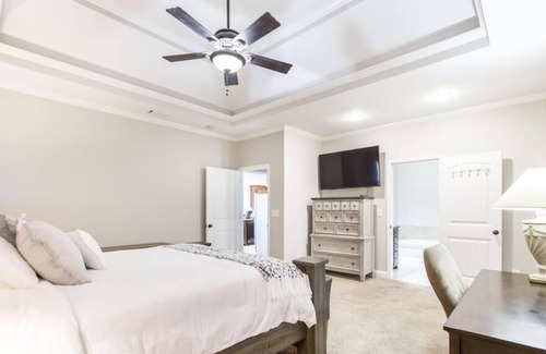 Kathleen House | Modern and Spacious Home near Robins AFB