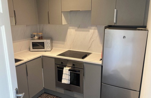 Roscoe Apartment | Modern and Spacious No. 6 - sleeps 6 - free parking