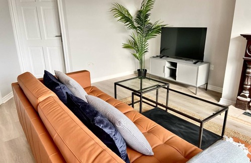 Roscoe Apartment | Modern and Spacious No. 6 - sleeps 6 - free parking