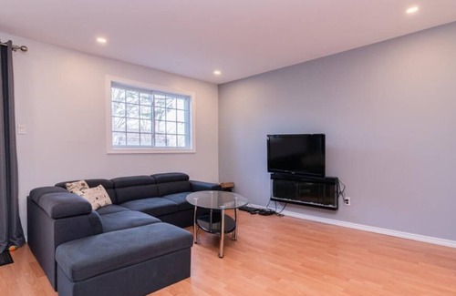 Pierrefonds-Roxboro House | Modern and Spacious Townhouse