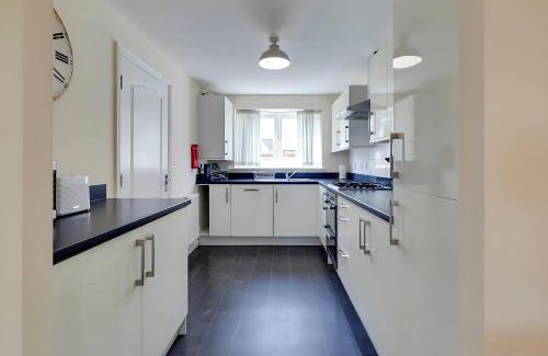 Cambridge House | Modern and Spacious Townhouse with Free Parking Pass the Keys