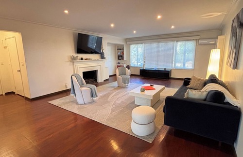 South Arroyo Apartment | Modern and Spacious Urban Retreat in Pasadena: 2 bd + 2 ba apartment with office