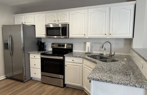 Greensboro House | Modern and Spacious Townhome Retreat