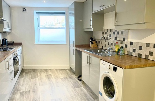 Warmley Apartment | Modern and Stylish 2 Bedroom Apartment FREE PARKING