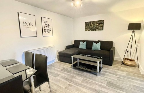 Warmley Apartment | Modern and Stylish 2 Bedroom Apartment FREE PARKING