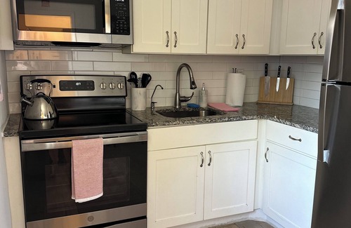 Central Oakland Park Apartment | Modern and Stylish 1-bedroom apartment in Oakland Park with WiFi, AC, Washer/Dry