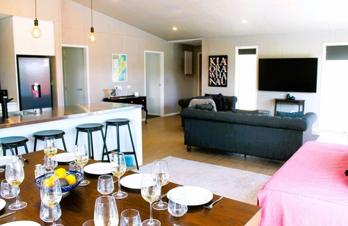 Martinborough House | Modern and well-appointed with Large hot spa/plunge pool