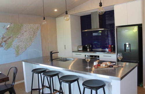 Martinborough House | Modern and well-appointed with Large hot spa/plunge pool
