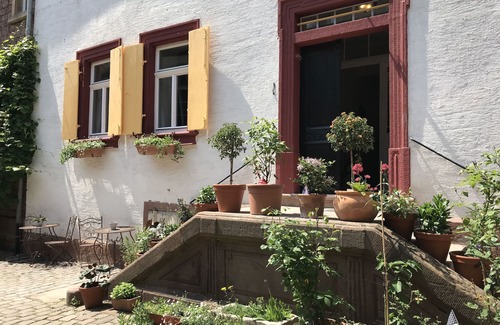 Rhodt unter Rietburg Apartment | Modern apartment in a renovated 18th century historic landmark