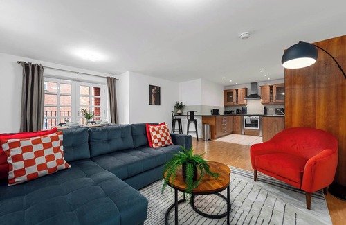 Trafford Apartment | Modern Apartment + Free Parking by City SuperHost