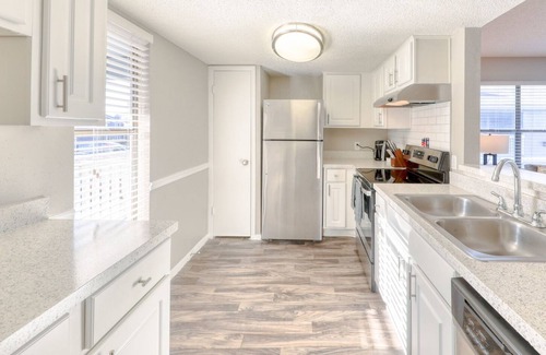 Greater Northdale Apartment | Modern Apartment in Prime Location (ID6123X10)