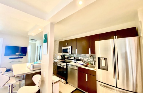 North Bay Village Apartment | Modern apartment with Miami Skyline view on the bay 5 min to beach free parking