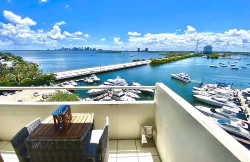 North Bay Village Apartment | Modern apartment with Miami Skyline view on the bay 5 min to beach free parking