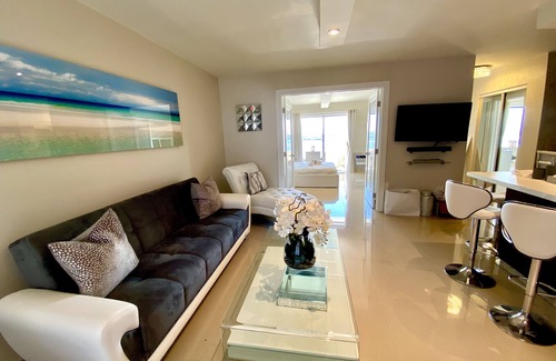 North Bay Village Apartment | Modern apartment with Miami Skyline view on the bay 5 min to beach free parking