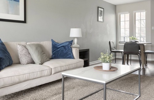 Chesterfield Apartment | Modern Apartment in Prime Location (ID8033)