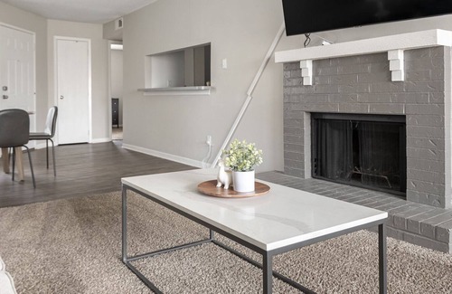 Chesterfield Apartment | Modern Apartment in Prime Location (ID8033)