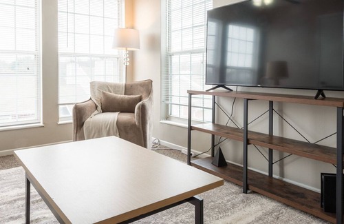 Chesterfield Apartment | Modern Apartment in Prime Location (ID2502X37)
