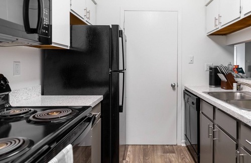 Chesterfield Apartment | Modern Apartment in Prime Location (ID1201X689)