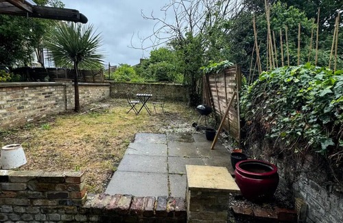 Junction Apartment | Modern Apartment 5 min to Stations