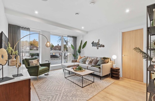 Coombe Hill Apartment | Modern Apartment in West Wimbledon
